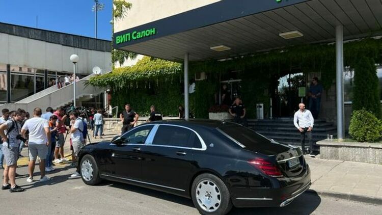 "Имам среща с бухалките": Васил Божков беше арестуван на летището в София