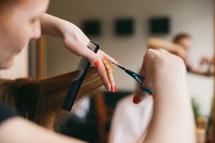 Все по-малко фризьори и козметици крият приходи