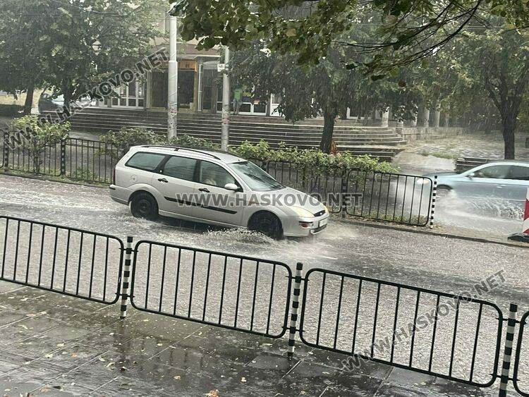 В Хасково и Долно Черковище ударени най-сериозно от дъжда снощи