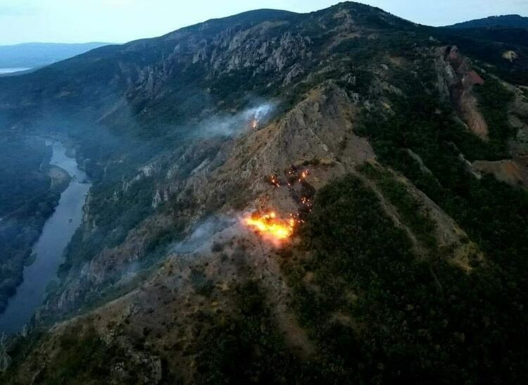 Мълния подпали Маджарово, гори в защитена местност