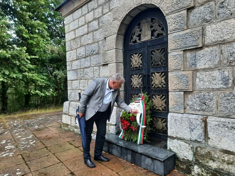 Стефан Сабрутев и членове на ИК „Бъдеще за Смолян“ се поклониха пред подвига на героите от Шипченската епопея