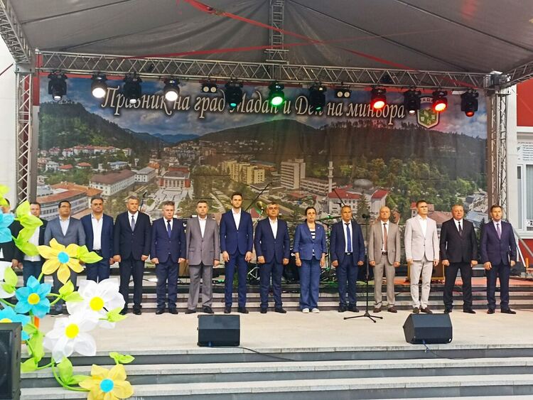 Областният управител Захари Сираков бе официален гост на Празника на Мадан