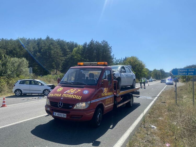 Тежка катастрофа при разклона за Широко поле, четирима в Спешното отделение в Кърджали