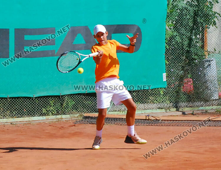 64 тенисисти стартираха в основната схема на Купа Хасково