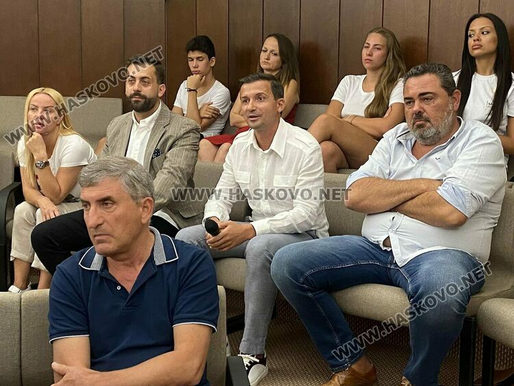 Предложиха отлагане на спорната площадка зад новия басейн за сметка на инвестиции в инфраструктурата