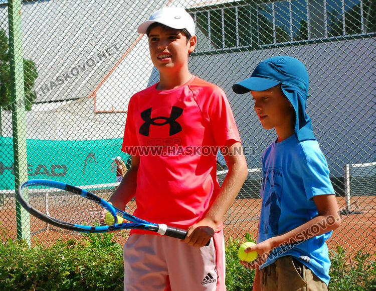 64 тенисисти стартираха в основната схема на Купа Хасково