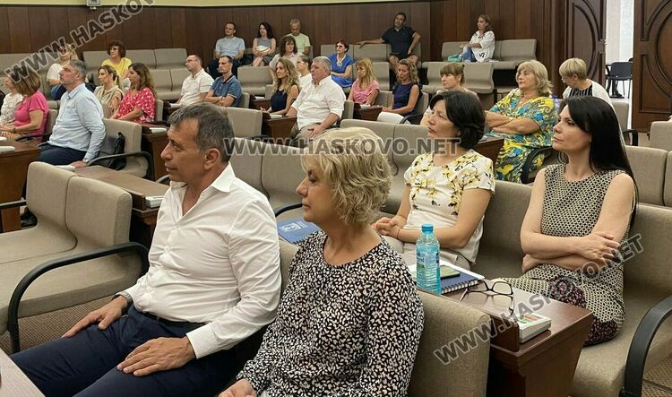 Предложиха отлагане на спорната площадка зад новия басейн за сметка на инвестиции в инфраструктурата