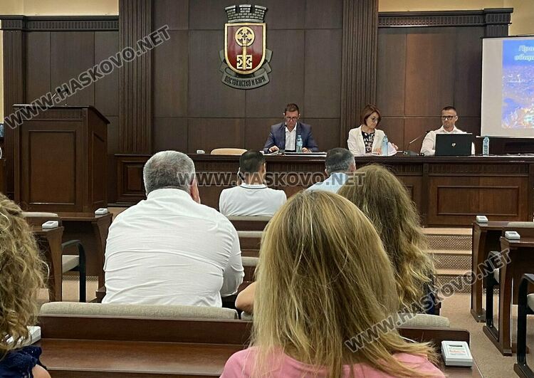 Предложиха отлагане на спорната площадка зад новия басейн за сметка на инвестиции в инфраструктурата