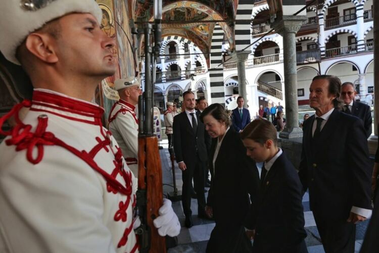 Почетна гвардейска стража посрещна царското семейство в Рилския манастир за литургията в памет на цар Борис III