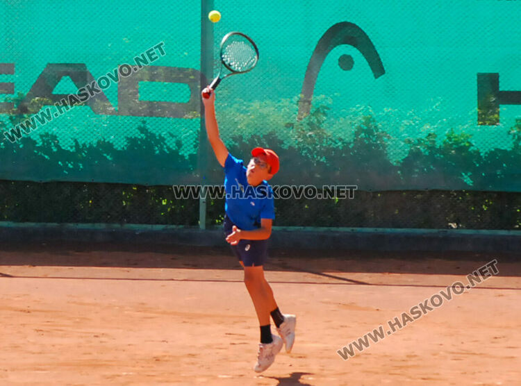 64 тенисисти стартираха в основната схема на Купа Хасково