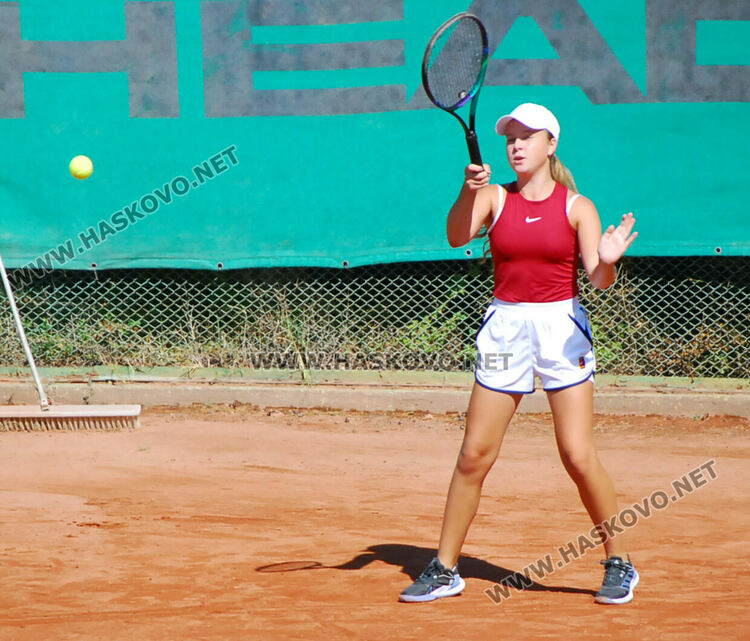 64 тенисисти стартираха в основната схема на Купа Хасково