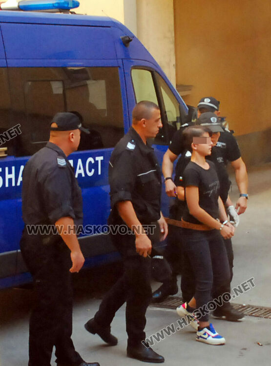 Майка-осиновителка: С умствена изостаналост е 17-годишната Елена, която наръга баба си 