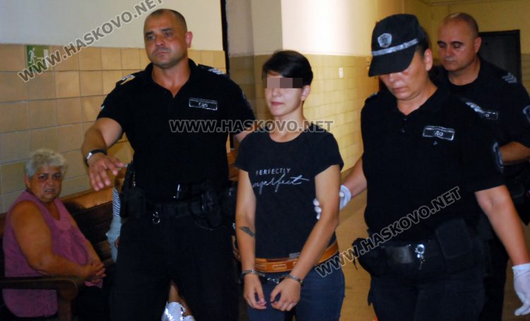 Майка-осиновителка: С умствена изостаналост е 17-годишната Елена, която наръга баба си 