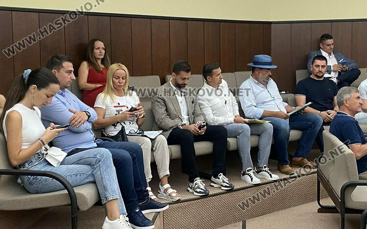 Предложиха отлагане на спорната площадка зад новия басейн за сметка на инвестиции в инфраструктурата