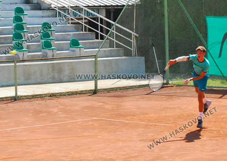 64 тенисисти стартираха в основната схема на Купа Хасково