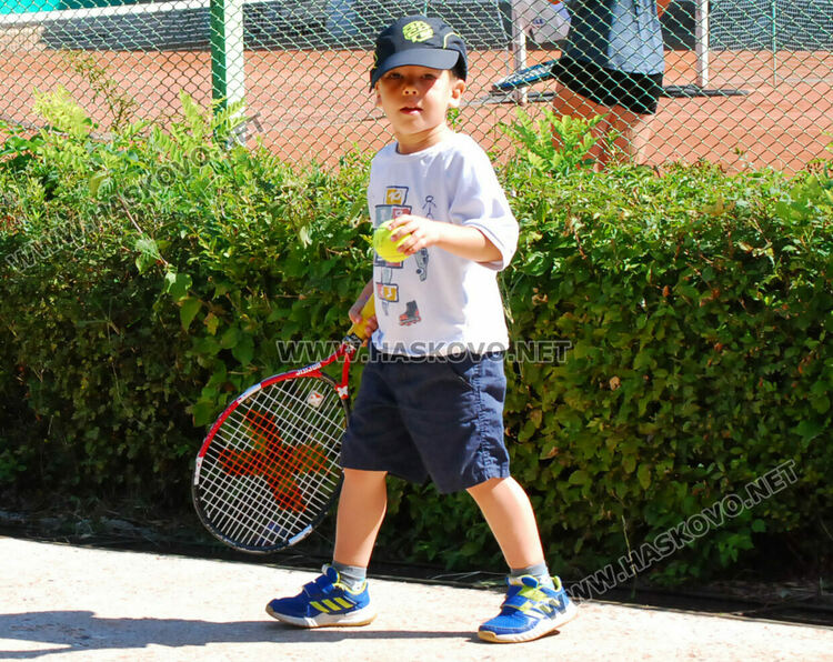 64 тенисисти стартираха в основната схема на Купа Хасково