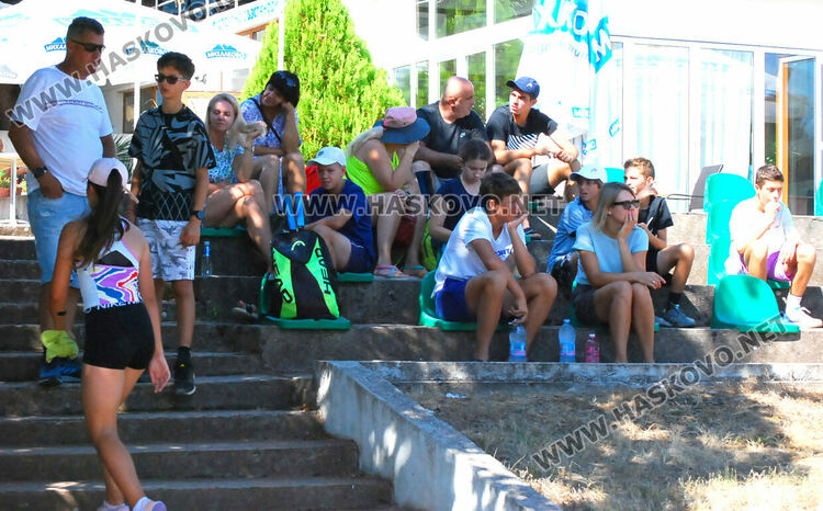 64 тенисисти стартираха в основната схема на Купа Хасково