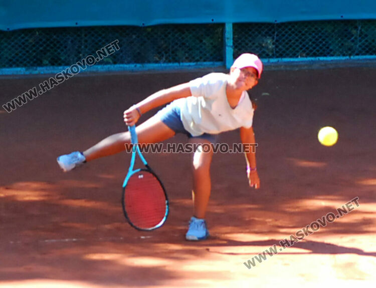 64 тенисисти стартираха в основната схема на Купа Хасково