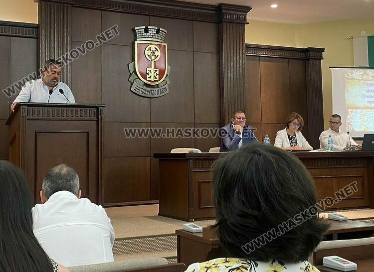 Предложиха отлагане на спорната площадка зад новия басейн за сметка на инвестиции в инфраструктурата