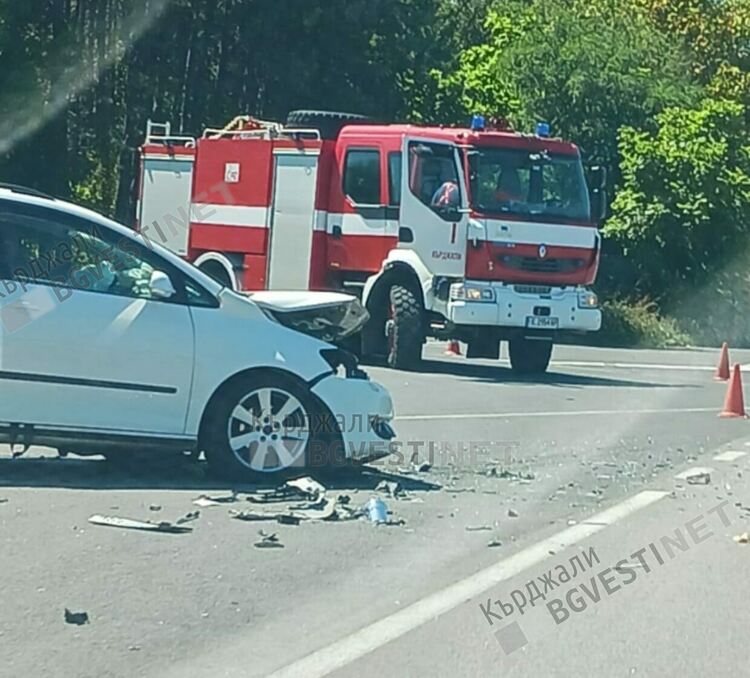 Тежка катастрофа при разклона за Широко поле, четирима в Спешното отделение в Кърджали