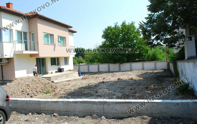 Хасковлия от 3 г. няма път и достъп до къщата си, влиза през съседи