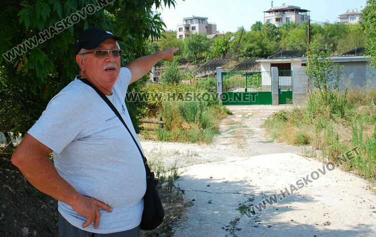 Рефайдин показва къщата си от друга страна, откъдето също няма път