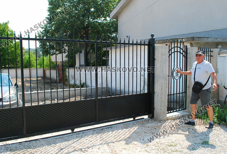 Рефайдин чака съседите да отключат своята врата, за да може той да стигне до къщата си