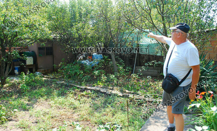 Хасковлия от 3 г. няма път и достъп до къщата си, влиза през съседи