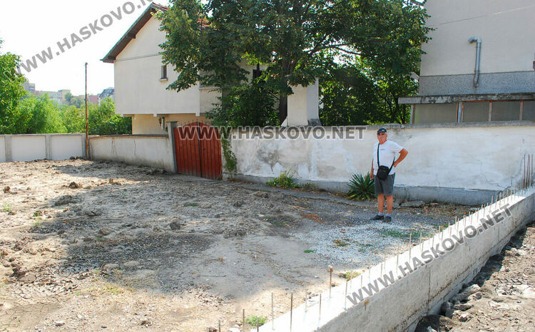 Скоро съседите на Рефайдин ще вдигнат висока ограда и той изобщо няма да може да стига до дома си