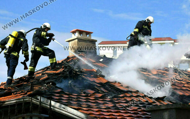 Пожар изпепели покрив на къща