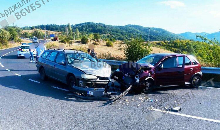 Катастрофа преди час до с.Ботка,Момчилградско,очевидци твърдят за пострадали