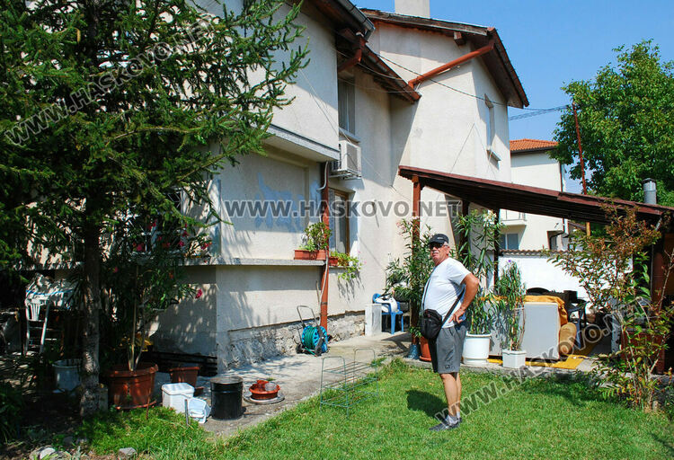 Хасковлия от 3 г. няма път и достъп до къщата си, влиза през съседи