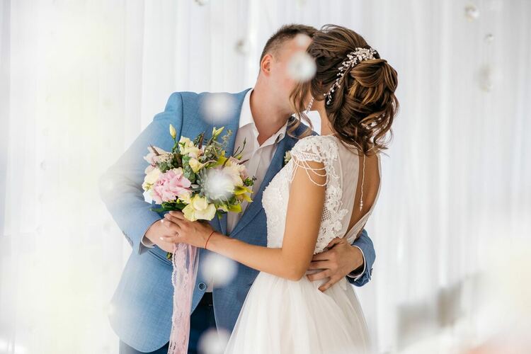 Окръг в Китай предлага парична награда за младоженци, ако булката е на 25 г. или по-млада