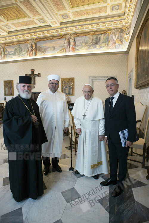 Кмет и мюфтия на Кърджали:Посещението при папата е историческо,свещеникът:Бяхме специални гости!