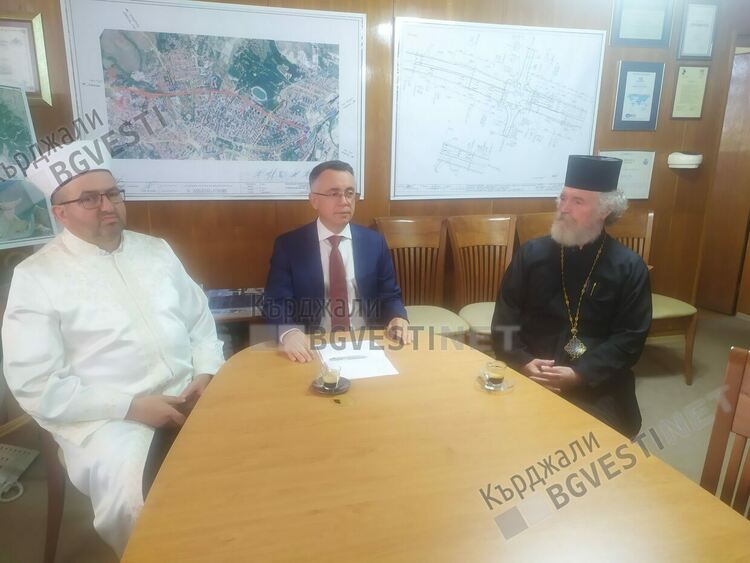 Кмет и мюфтия на Кърджали:Посещението при папата е историческо,свещеникът:Бяхме специални гости!