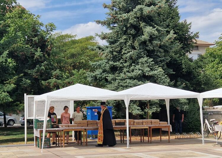 Тържествен водосвет и курбан за здраве събраха жителите на Първомай на площада