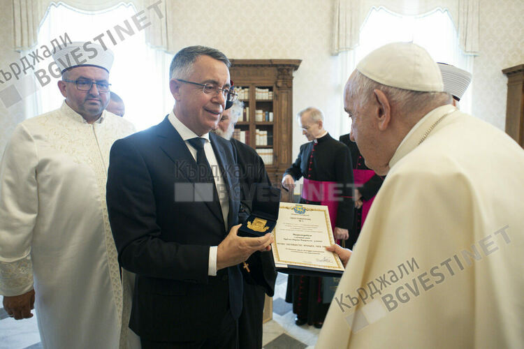 Кмет и мюфтия на Кърджали:Посещението при папата е историческо,свещеникът:Бяхме специални гости!