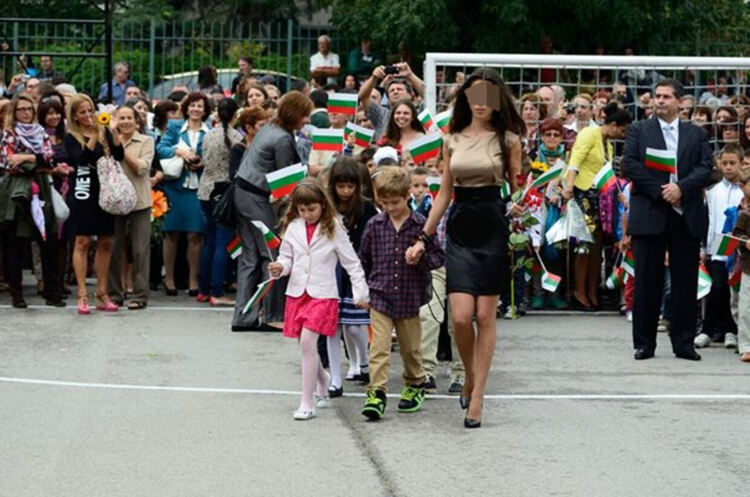 Камари от молби за работа от млади учители в школата в Кърджали,  някои не знаят български