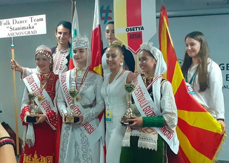 Фолклорен ансамбъл "Станимака" заплени публиката в турския град Трабзон