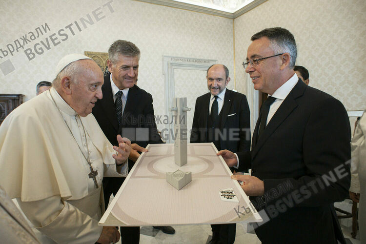 Кмет и мюфтия на Кърджали:Посещението при папата е историческо,свещеникът:Бяхме специални гости!