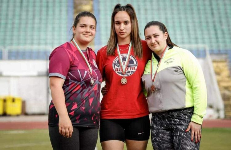 Мария Габрова (в средата)