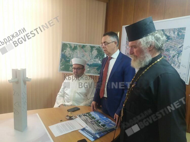 Кмет и мюфтия на Кърджали:Посещението при папата е историческо,свещеникът:Бяхме специални гости!