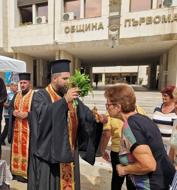 Тържествен водосвет и курбан за здраве събраха жителите на Първомай на площада