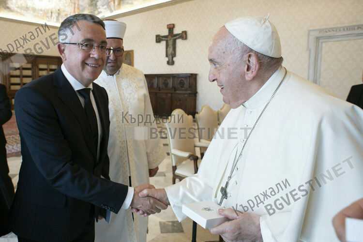 Кмет и мюфтия на Кърджали:Посещението при папата е историческо,свещеникът:Бяхме специални гости!