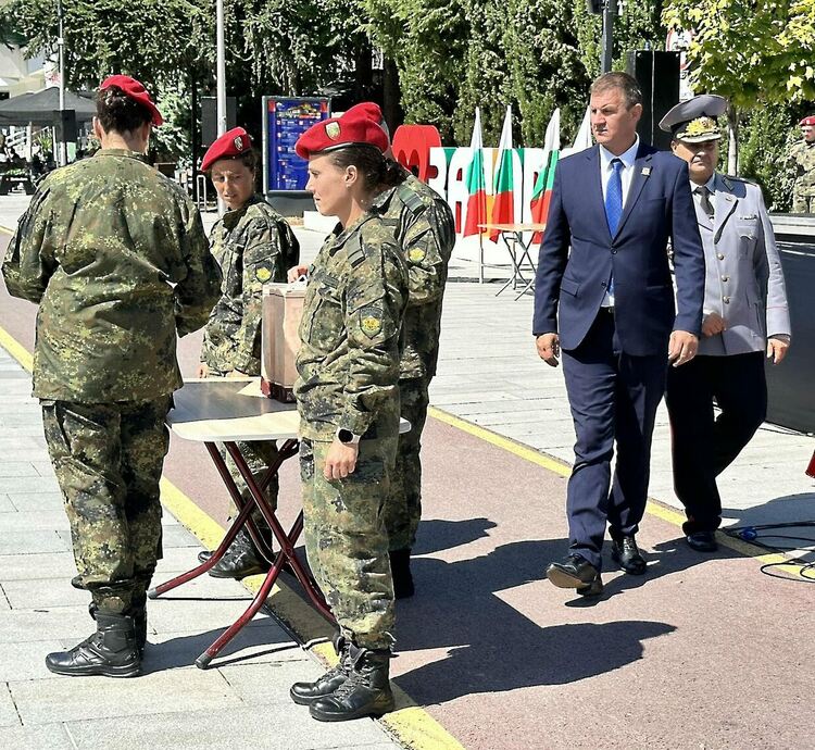 Военни от Хасково с награди от Станислав Дечев на празника на Втора тунджанска механизира бригада