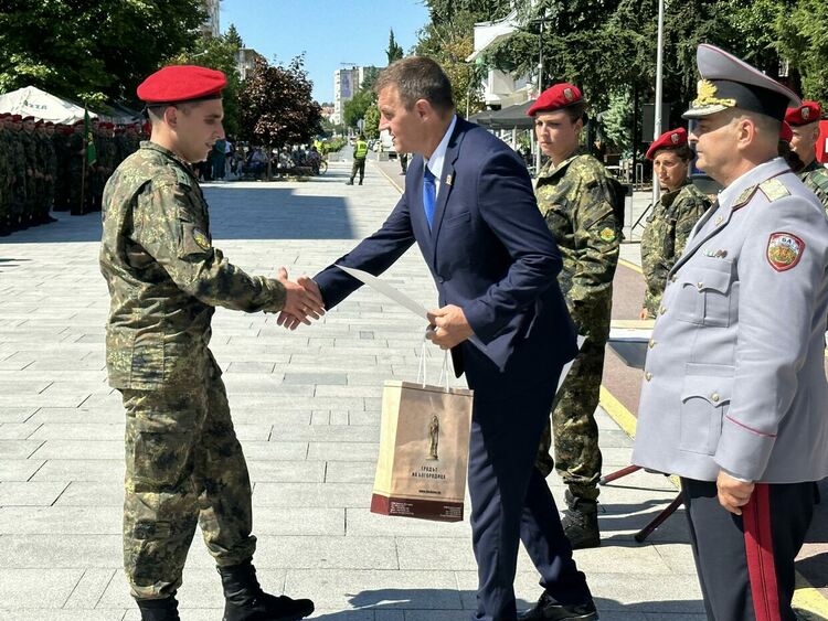 Военни от Хасково с награди от Станислав Дечев на празника на Втора тунджанска механизира бригада