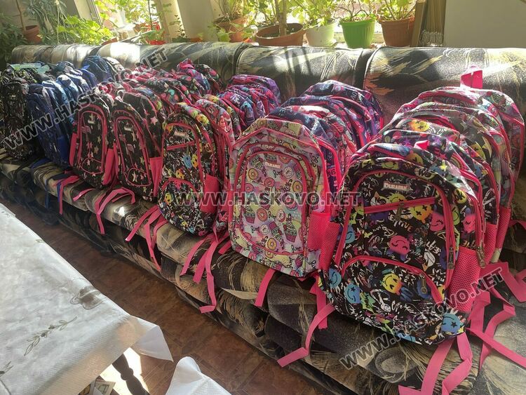 Хасковски тракийци изпращат раници и пособия за Неделното училище в Истанбул 