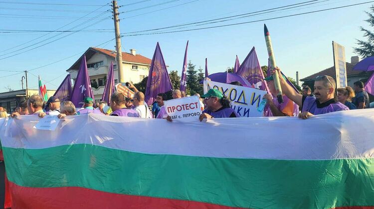 Служители на „Борба с градушките" и ИАРА блокираха пътя към Пловдив, Хасково и Асеновград в знак на протест