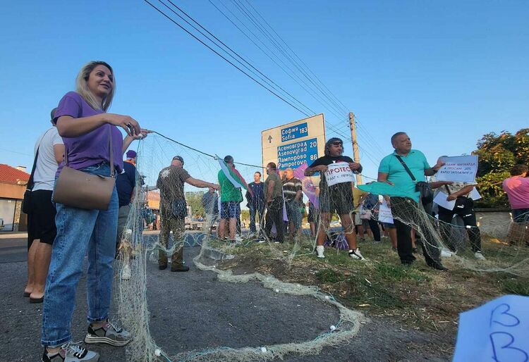 Служители на „Борба с градушките" и ИАРА блокираха пътя към Пловдив, Хасково и Асеновград в знак на протест