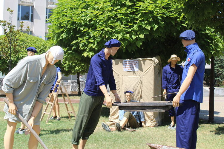 Пърформанс "Бригадирско движение" представят на площада в Димитровград